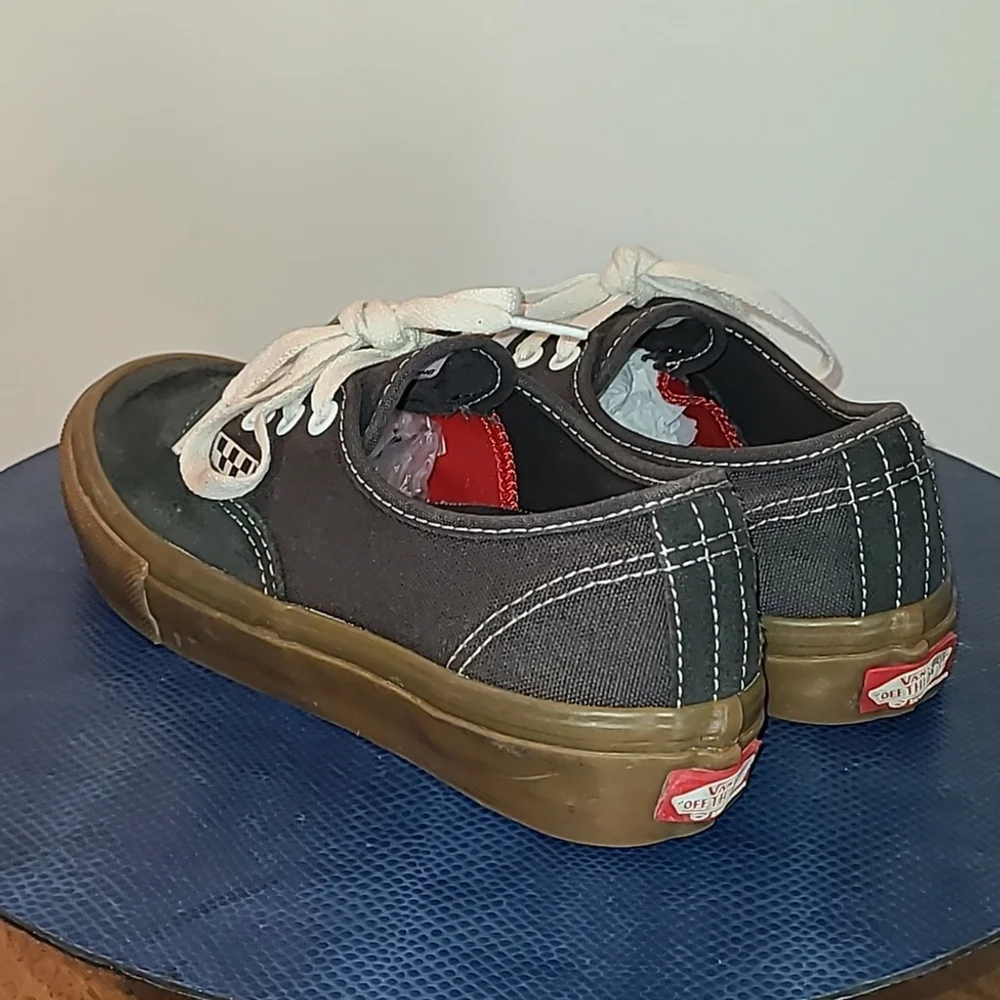 VANS Black Raven Gum Bottom Suede Women's Sneakers sz. 7. (#1559)